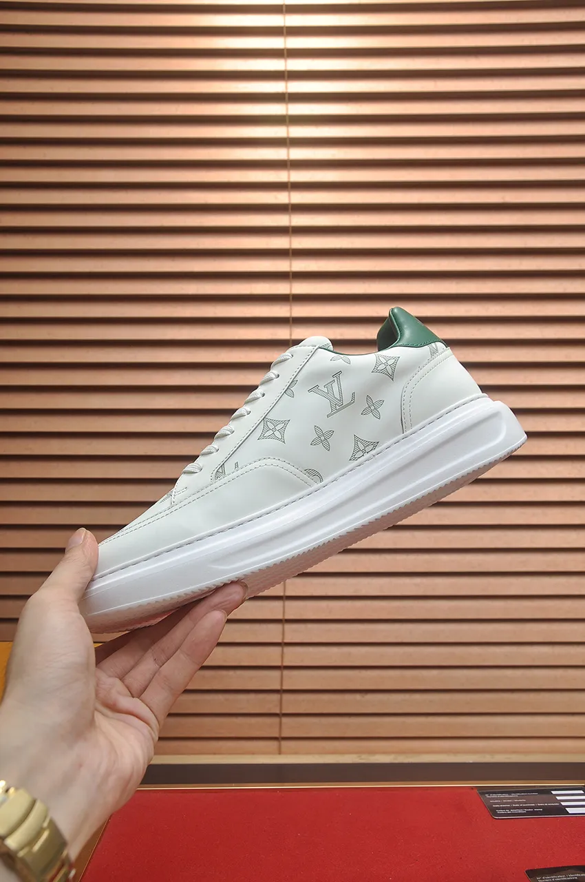 Men's men's shoes 💰640💶Original development, quality shipping, welcome to compare - LV sneaker series sports shoes introduce the loose silhouette of the ready-to-wear series into the spring and summer men's wear shows and make an eye-catching appearance. The cow leather upper is combined with rough fabric laces, and colorful beading highlights the brand's classic elements. LV letters mark the tongue and Monogram floral outsole. Mixed materials Made of top-grain cowhide, thick shoelace design, large Monogram print on the side, mesh lining and cotton feet, the comfort is as extreme as ever, premium heritage, quality first, worth owning! Size: Men’s 38-45 (45 is custom-made and cannot be returned or exchanged)